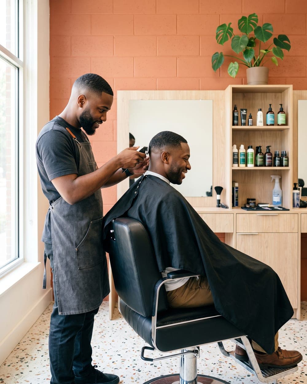 Een barbier aan het werk in de zaak, terwijl de agenda vanzelf doorloopt